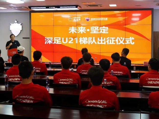 所以，她想站起来，站起来看得更清楚......。